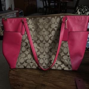 Coach Shoulder With side pockets and zip closure. Medium pink, brown C pattern